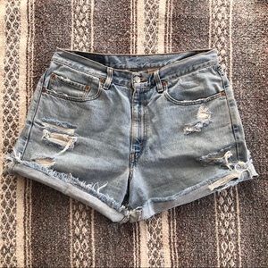 Distressed 550 Levi’s high-waisted denim shorts